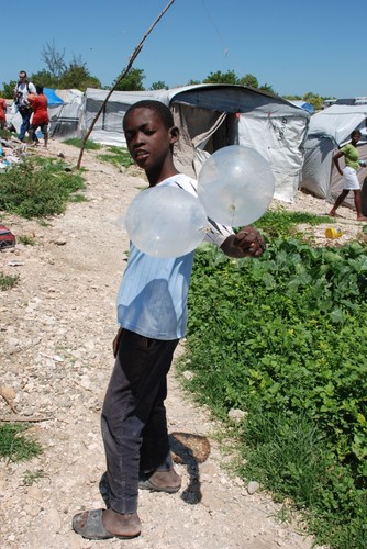 Chłopiec z obozu namiotowego