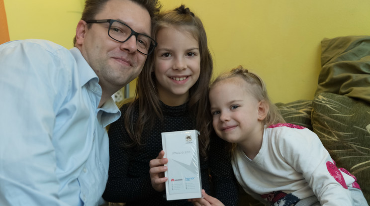 Emília (7) apukájával, Mihállyal (38) és húgával örült a nyeremény telefonnak / Fotó :Járai László