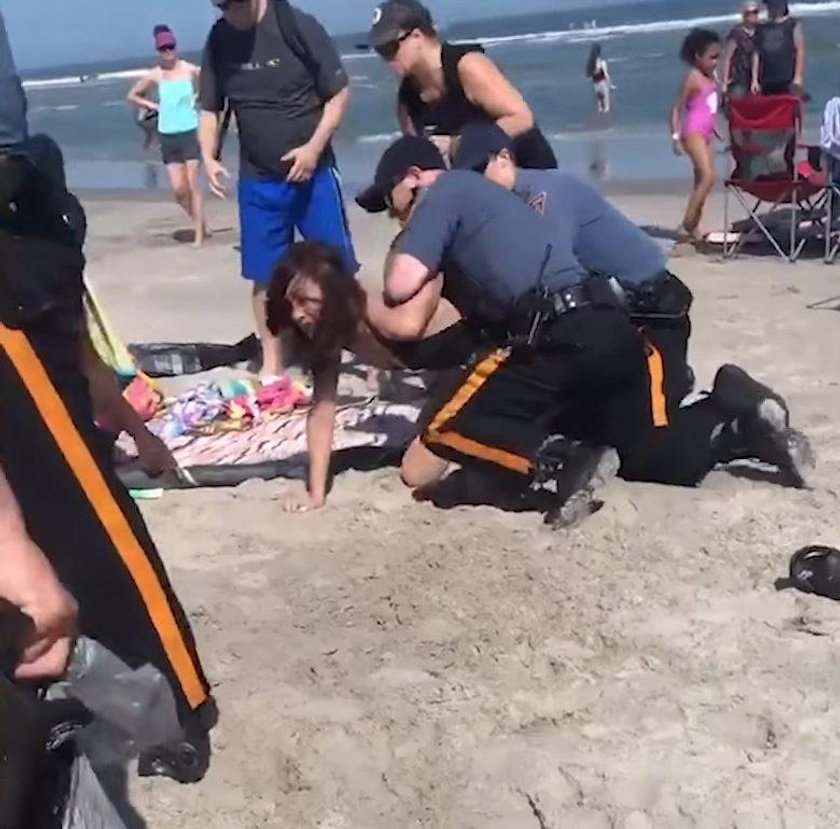 Emily Weinman pobita przez policjanta na plaży podczas Memorial Day