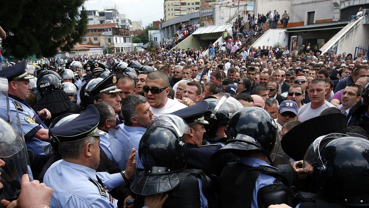 Z powodu wielkich demonstracji w Tiranie, których uczestnicy oskarżają rząd o sfałszowanie wyborów samorządowych w stolicy, przewodniczący Komisji Europejskiej Jose Manuel Barroso odwołał wizytę w Albanii.