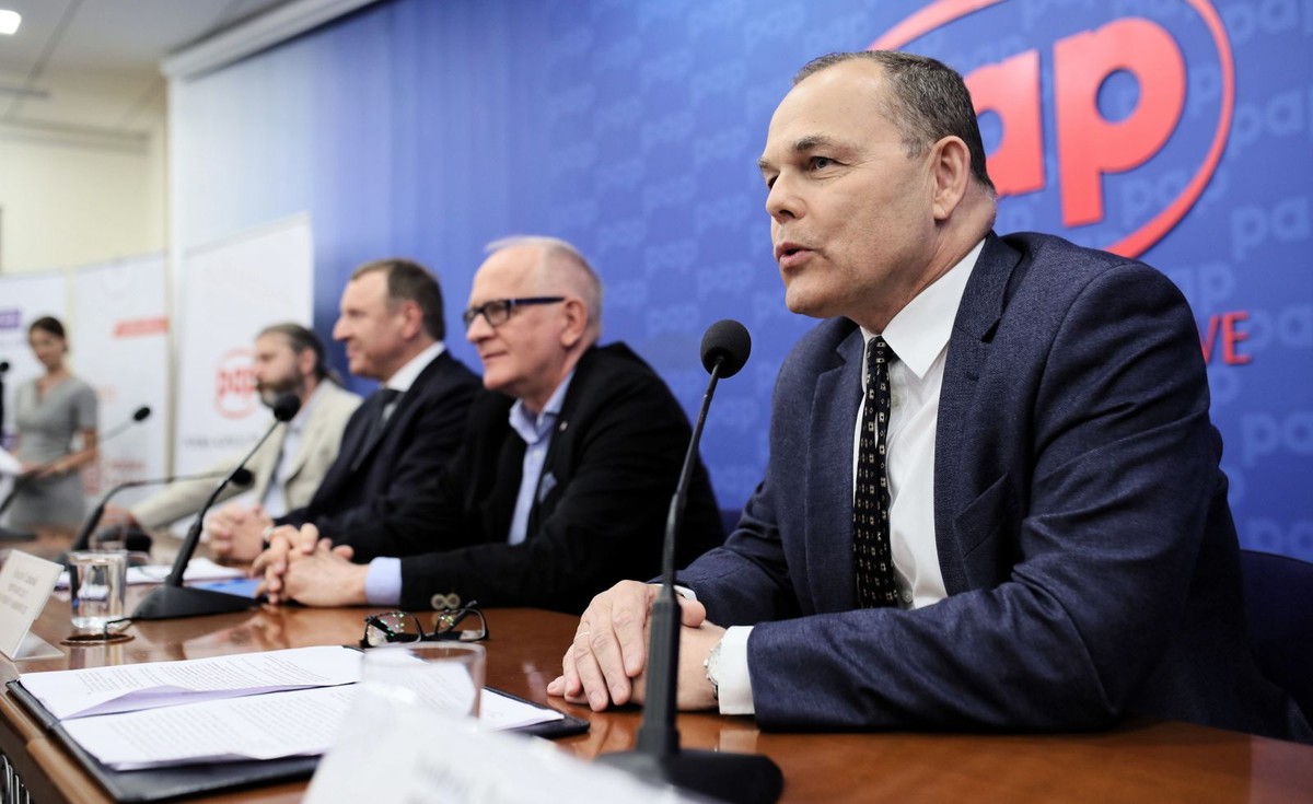  Prezes Polskiego Radia Andrzej Rogoyski (P), przewodniczący Rady Mediów Narodowych Krzysztof Czabański (2P), prezes TVP Jacek Kurski (3L) i redaktor naczelny PAP Radosław Gil (2L)