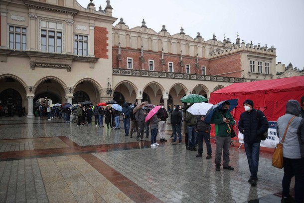 Kolejka do punktu szczepień na Rynku Głównym w Krakowie