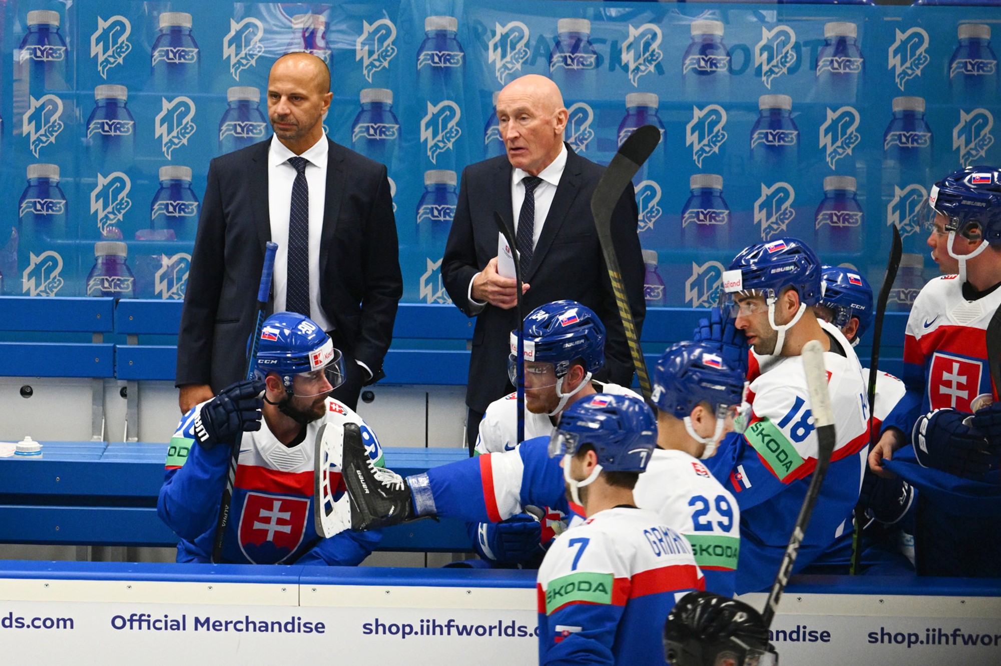 Tréner Slovenska Craig Ramsay (hore druhý zľava), jeho asistent Ján Pardavý (hore vľavo), dolný rad zľava kapitán Tomáš Tatar, Peter Cehlárik, Mário Grman, Michal Ivan a Andrej Kudrna.
