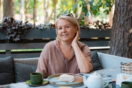 Muž mi je UMRO, ja sam našla 9 godina MLAĐEG, a sad deca prete da će me se ODREĆI: Rekla sam im OVO, zapušila usta i naterala suze na oči