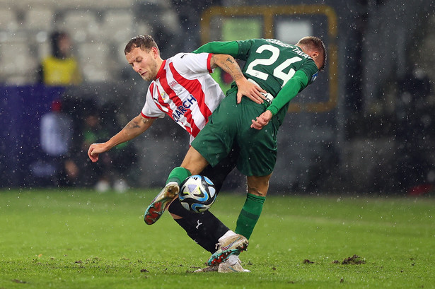 Piłkarz Cracovii Andreas Skovgaard (L) i Piotr Samiec-Talar (P) ze Śląska Wrocław podczas meczu Ekstraklasy