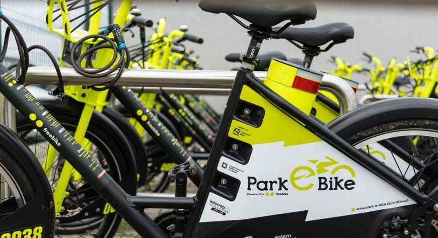 Stacje Park-e-Bike są czynne we wszystkie dni tygodnia w godz. 6.00–21.00. Rower do stacji musi wrócić najpóźniej wieczorem tego samego dnia, kiedy został wypożyczony.