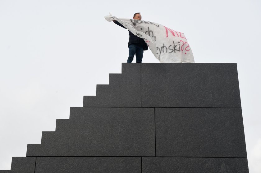 Wszedł na pomnik smoleński. Ściągnęła go policja