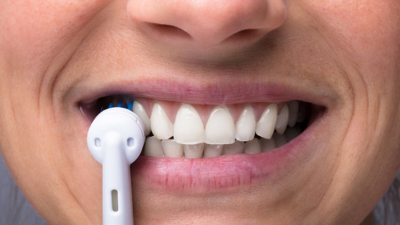 Nawet osoby obsesyjnie dbające w swoje zęby mogą im szkodzić. Grzechem tak samo wielkim, jak zbyt rzadkie szorowanie, jest też robienie tego zbyt długo czy intensywnie. Szkodę możemy wyrządzić sobie też nieodpowiednią szczoteczką. Jak wskazują stomatolodzy, dla zębów najlepsza jest szczoteczka elektryczna.