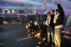 Zamieszki w Turcji. Race, gaz i panika. Policja zatrzymała 43 osoby