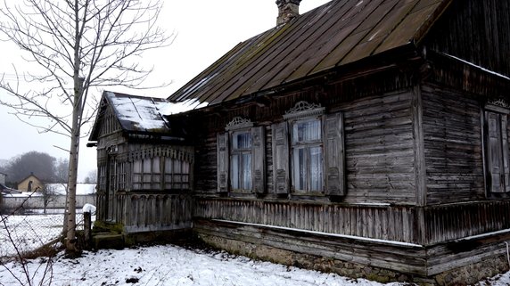 Jest unikalny. Zabytkowy, drewniany dom w Lachowie