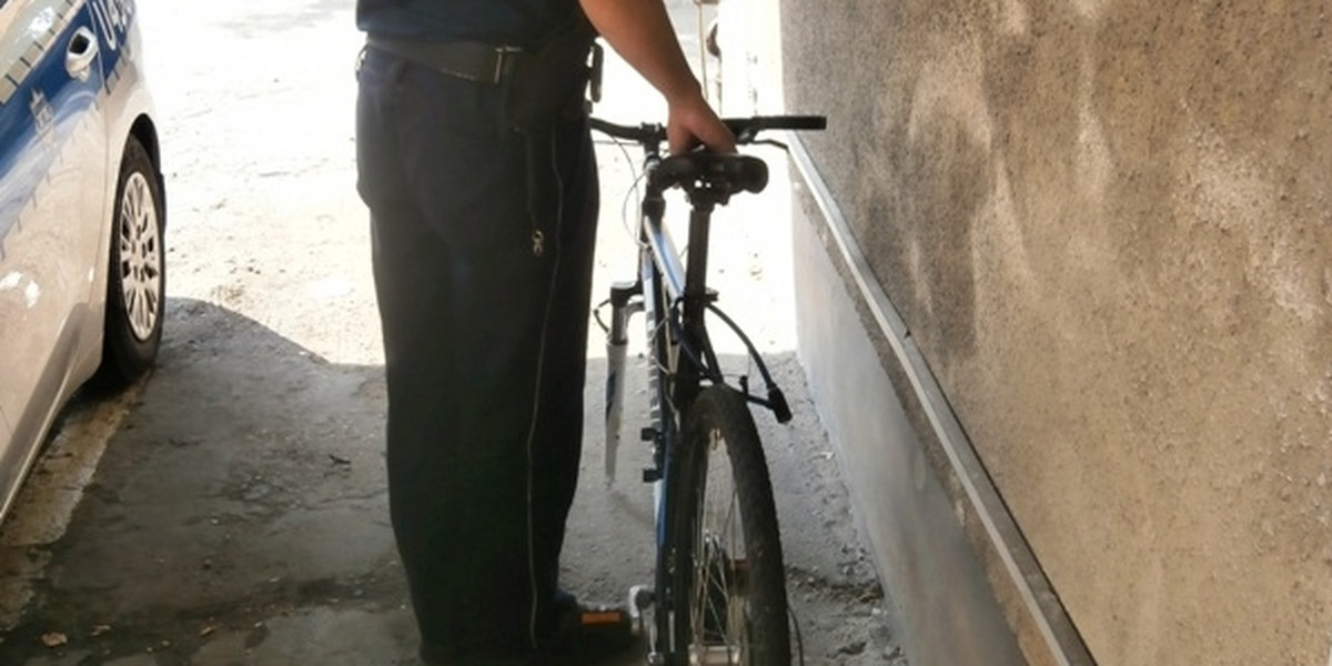 Złodziej ukradł rowery z ulicy w Łodzi. Policjanci złapali go na gorącym uczynku.