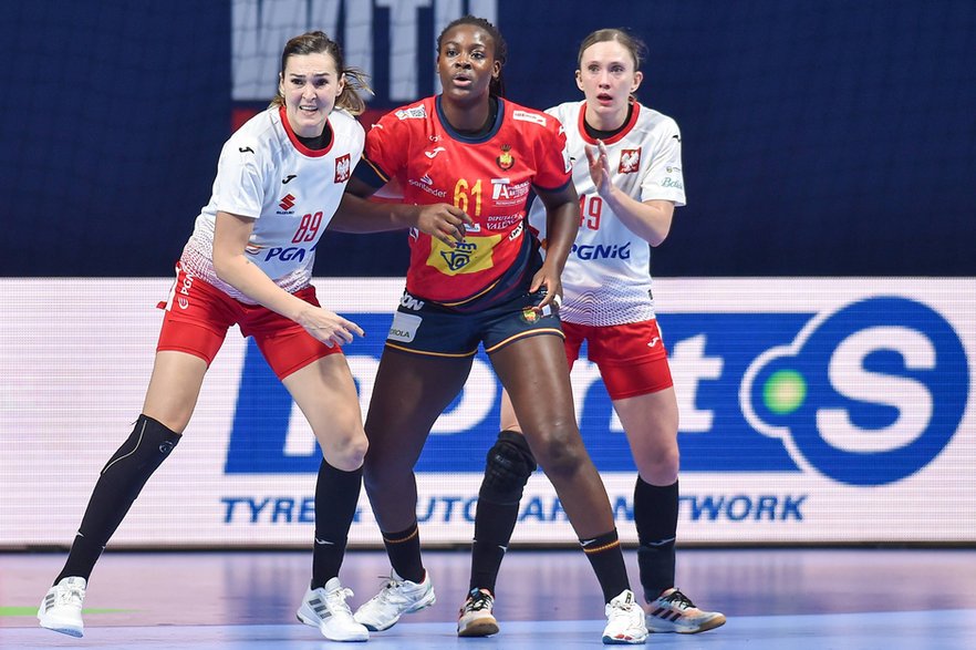 Karolina Kochaniak-Sala (dreapta) din echipa națională de handbal a Poloniei va prelua rolul Kinga Ashok (stânga), care și-a încheiat deja cariera la echipa națională.  