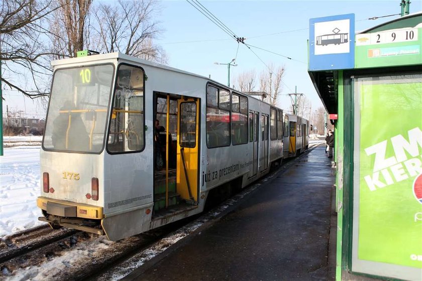 Tramwaje czekają na pętli