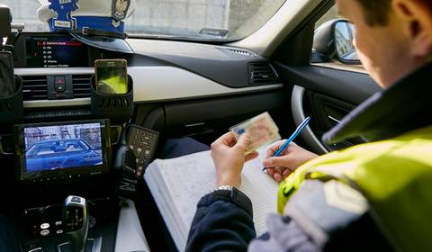 Tego nigdy nie mów policjantowi podczas kontroli. O pouczeniu będziesz mógł tylko pomarzyć