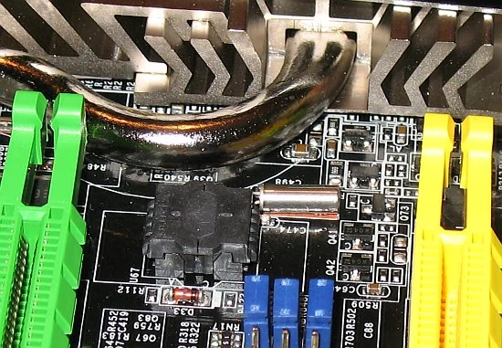 Plastikowa „krypta” zabezpiecza układ BIOS