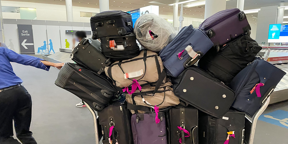 W samolocie Air Canada zabrakło miejsca na bagaże podręczne, tymczasem obsługa na lotniskach nie radzi sobie z bagażami rejestrowanymi