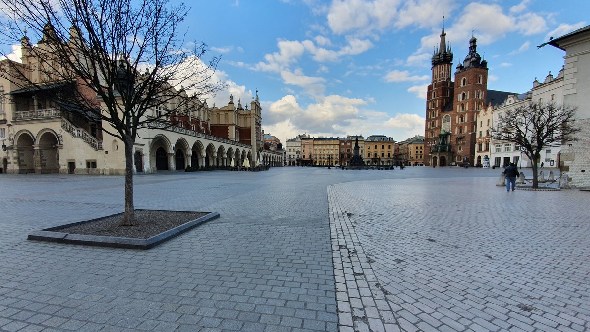 Opustoszały przez pandemię koronawirusa krakowski Rynek Główny