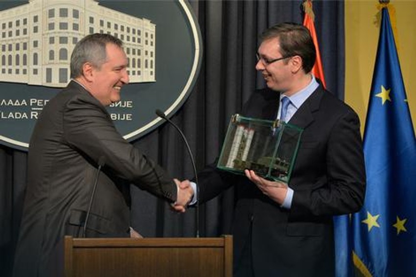 Vučić prima maketu S-300 od Rogozina