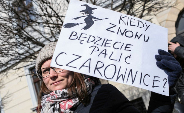 Protesty przeciwników zmian w przepisch dot. aborcji pod diecezjami w całym kraju