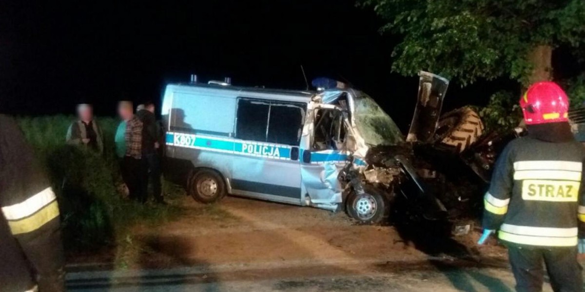 Wypadek w Markowej. Policyjny bus zderzył się z traktorem