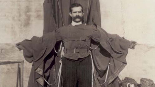 Franz Reichelt w swoim plaszczo-spadochronie