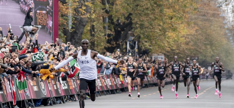 Kosmiczny wyczyn Kipchoge. Pierwszy na świecie przebiegł maraton poniżej dwóch godzin [WIDEO]