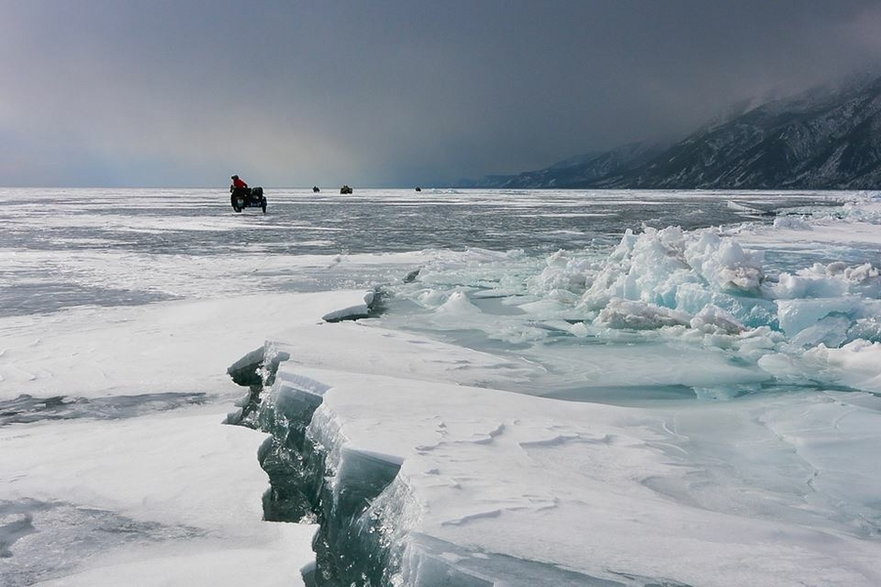 Zamarznięte wody Bajkału "pracują". Lód raz pęka, a raz napiera na siebie, tworząc lodowe skały