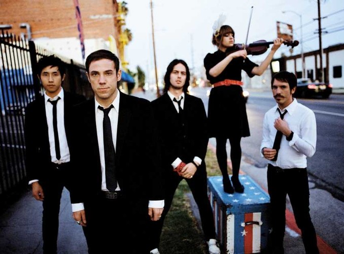 8. The Airborne Toxic Event<br />Zespół w trakcie występów często współpracuje z kwartetami smyczkowymi m.in. Calder Quartet.<br />