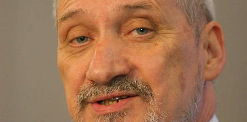 Macierewicz zawiadomił prokuraturę. Boi się zadymy przed krzyżem