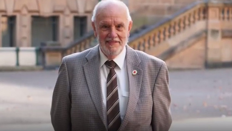 81-letni Australijczyk James Harrison przez ponad 60 lat oddawał krew regularnie raz w tygodniu. Dzięki rzadkim przeciwciałom zawartym w jego osoczu, udało uratować się ponad 2,4 miliona dzieci.