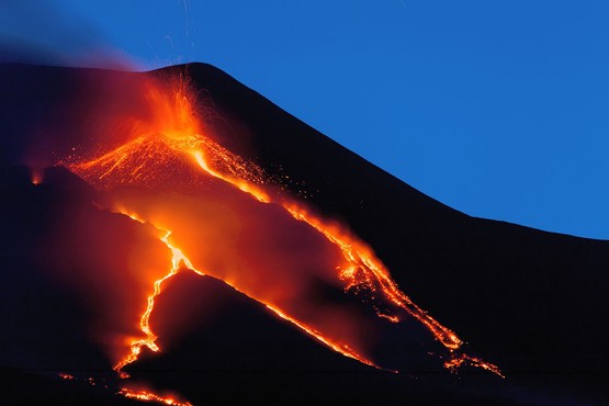 Erupcja Etny. Lawa wypływa z wulkanu na Sycylii