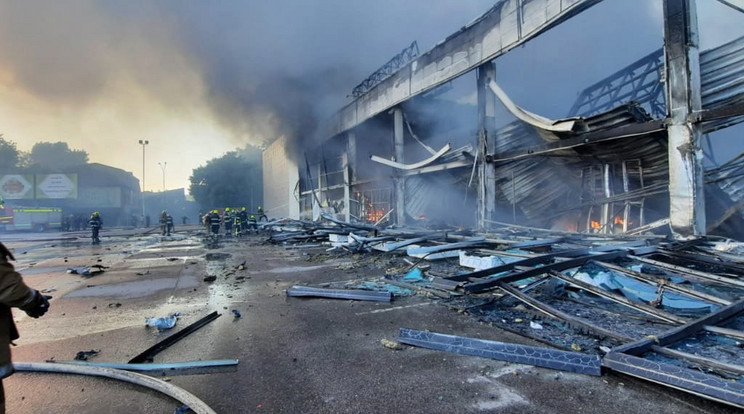 Az Ukrán Állami Katasztrófa-elhárító Szolgálat által közreadott képen egy bevásárlóközpont tüzét oltják tűzoltók az ukrajnai Kremencsukot érő orosz rakétatámadás után, 2022. június 27-én / Fotó: MTI/EPA/Ukrán Állami Katasztrófa-elhárító Szolgálat