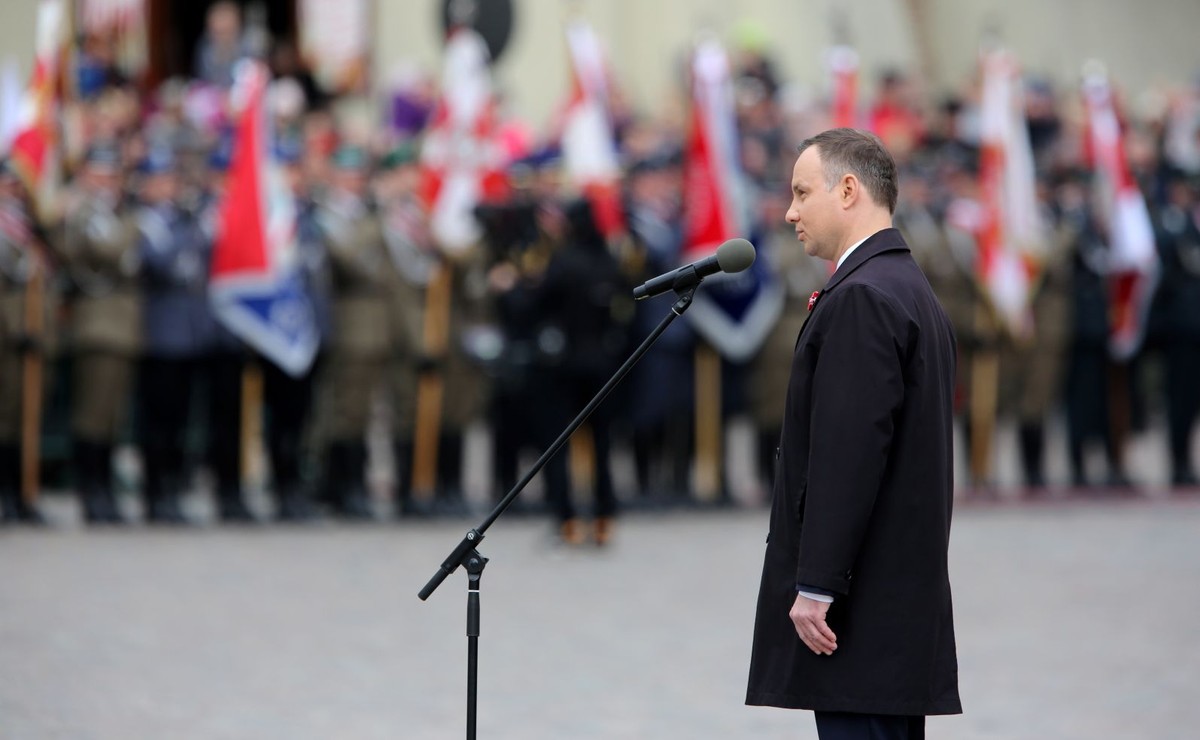 Dopytywany, czy w takim razie w tej kadencji Sejmu nie powstanie prezydencki projekt nowej konstytucji, odpowiedział: "Prezydent nie składa projektu nowej konstytucji, prezydent mówił o referendum"