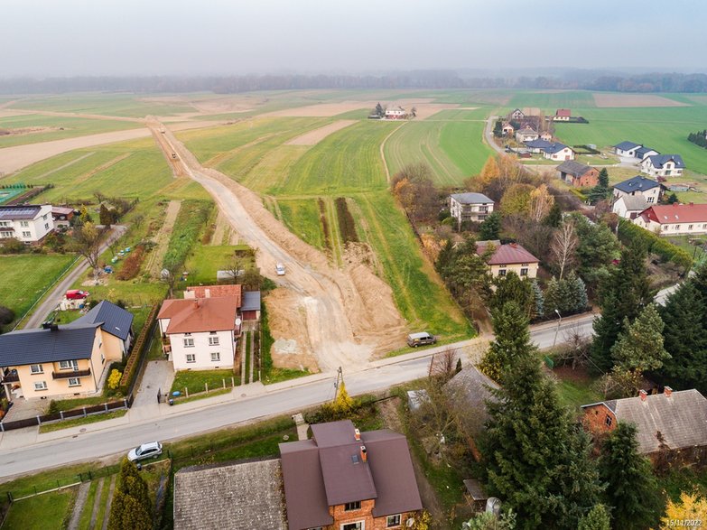 Budowa drogi ekspresowej S-1 - odcinek Dankowice - węzeł Suchy Potok - zdjęcia z drona - 15.11.2022 - autor: GDDKiA