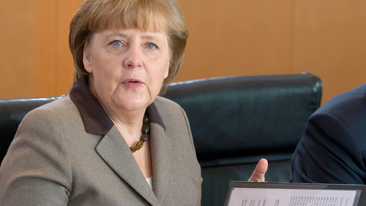 Niemiecka kanclerz Angela Merkel nie zamierza odchodzić od polityki wzmacniania dyscypliny finansowej w strefie euro, pomimo zawirowań politycznych w niektórych krajach eurolandu - oświadczył w środę jej rzecznik Steffen Seibert.