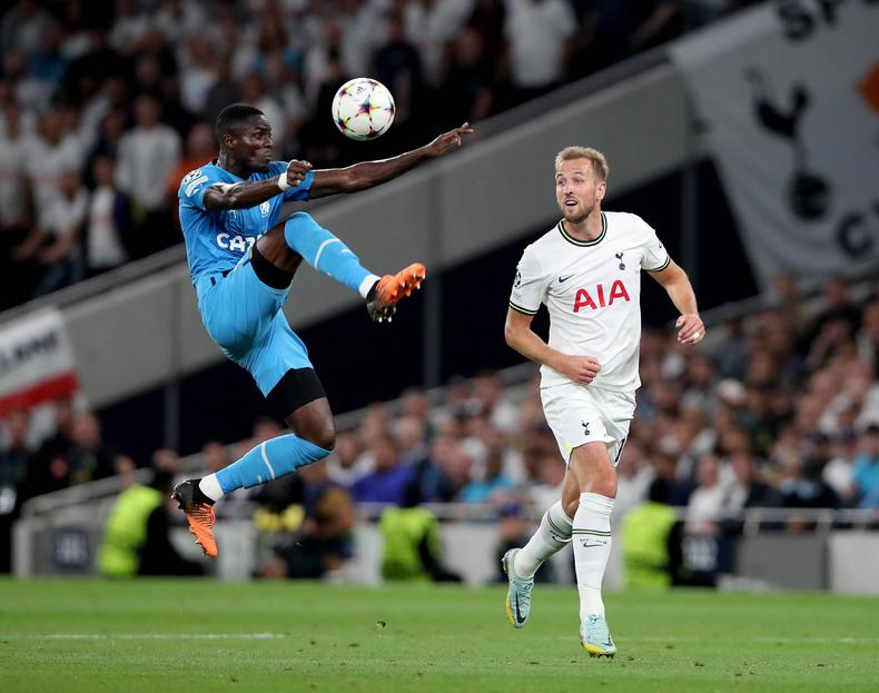 Eric Bailly de Marseille (à gauche) et Harry Kane de Tottenham Hotspur (à droite) se battent pour le ballon le 7 septembre 2022.