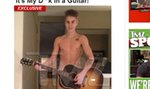 Nagi Justin Bieber z gitarą. Biega po domu i straszy babcię! 