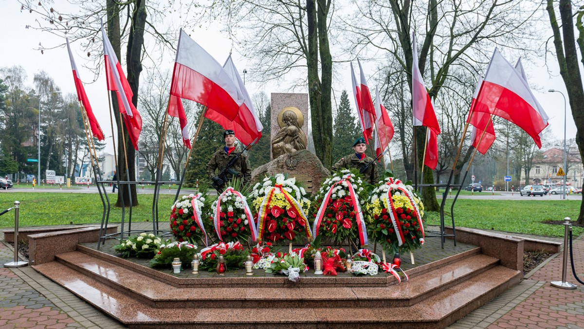 Krzyż Katyński zostanie usytuowany w sąsiedztwie Pomnika Katyńskiego, na terenie Parku Konstytucji 3 Maja. Pomnik "Inki" znajdzie się w Parku Planty, na skwerze Lecha i Marii Kaczyńskich. Całkowity koszt powstania obu pomników to ponad 200 tysięcy złotych.