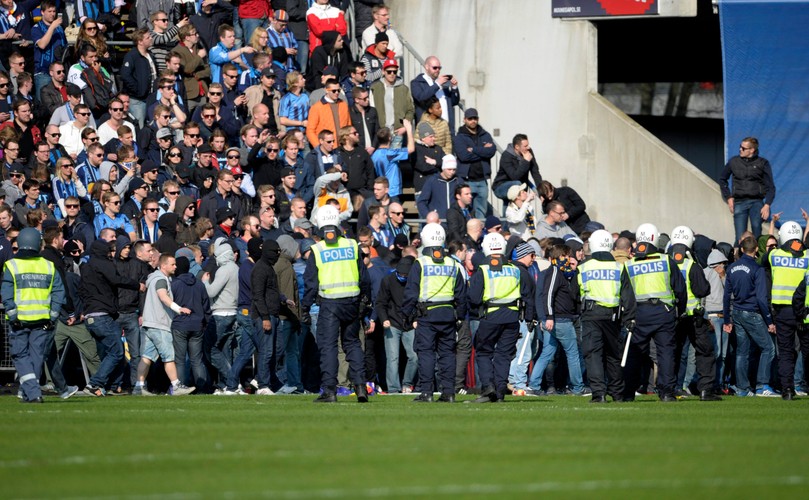 Kibic zmarł po bijatyce na ulicy. Mecz został przerwany