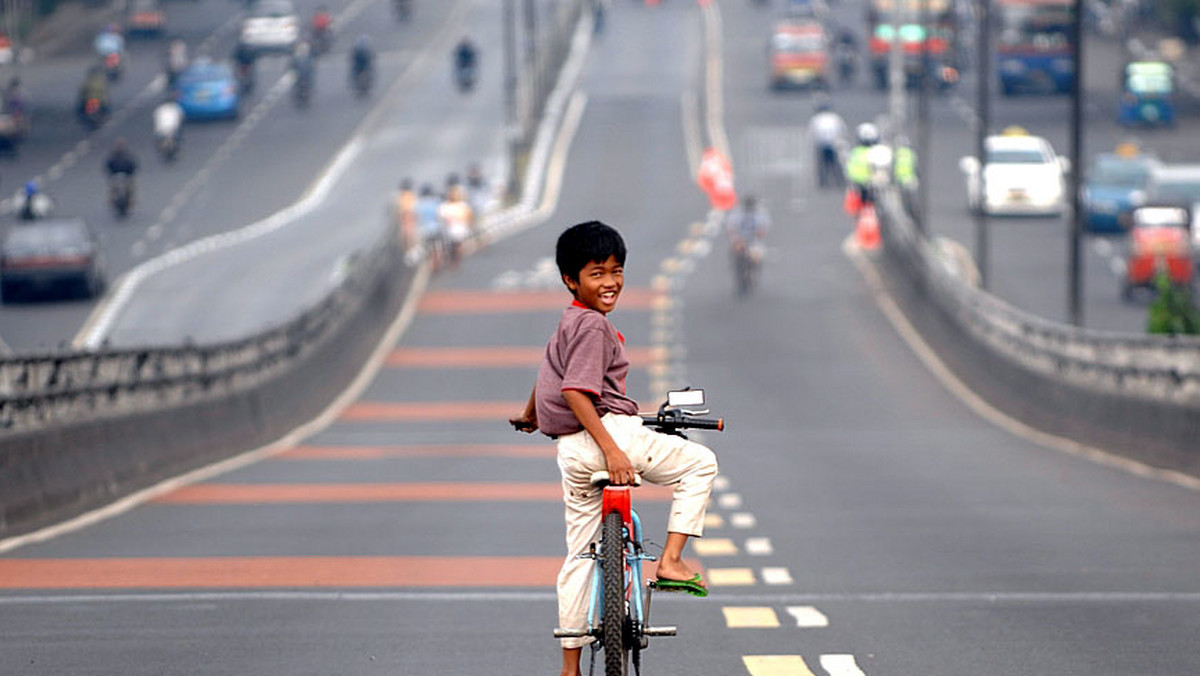 Na ulicach indonezyjskiej stolicy ciągle są korki. Motocykliści jeżdżą tu na granicy śmiertelnego ryzyka, a do tego prawie nikt nie zwraca uwagi na przejścia dla pieszych. Jednak po mieście porusza się coraz więcej rowerów. W związku z tym władze Dżakarty wyznaczyły dwie niedziele w miesiącu, kiedy obowiązuje zakaz wjazdu samochodów do centrum. Tym sposobem chcą wesprzeć coraz prężniej rozwijającą się społeczność rowerzystów.