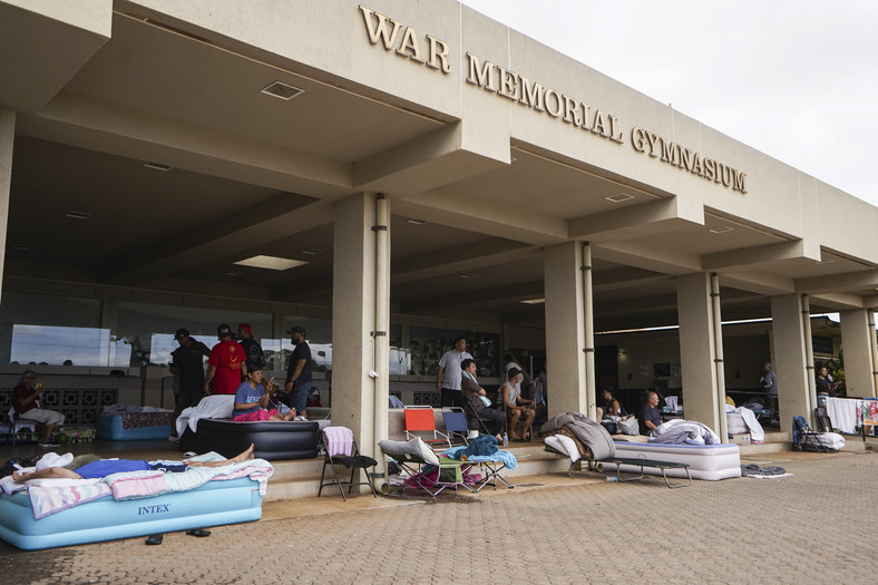 Setki ewakuowanych z pożaru na Maui znalazło schronione w War Memorial Center w Kahului na Hawajach, 10 sierpnia 2023 r.