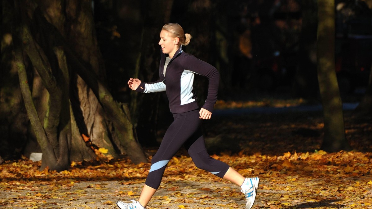 kobieta jesień bieganie bieg sport jogging