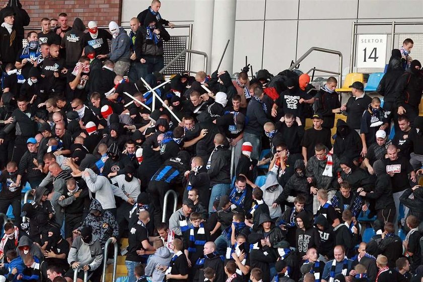 Ogromna bijatyka na stadionie Zawiszy