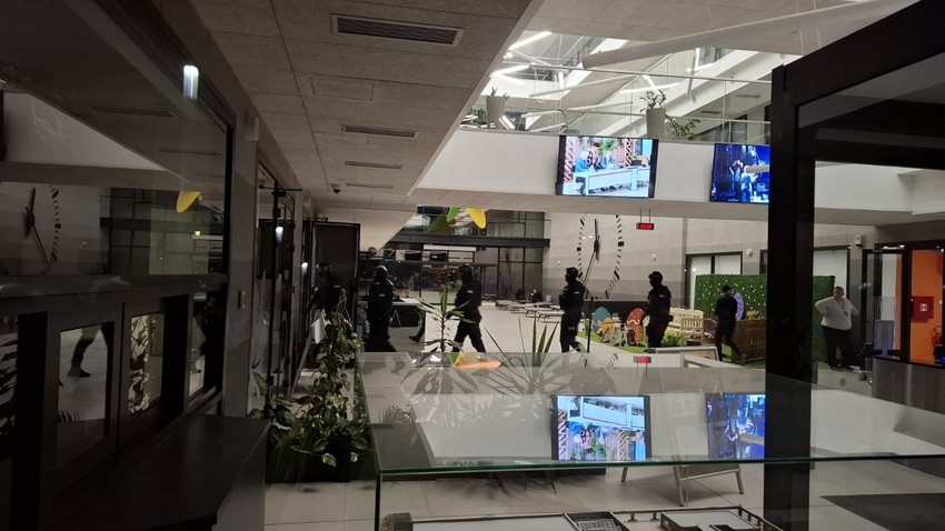 Policija u zgradi RTV