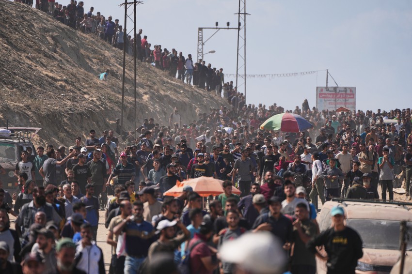 Gaza, 10.10.2025. Raseljeni Palestinci hodaju priobalnim putem u centralnom Pojasu Gaze, krećući se ka severnoj Gazi