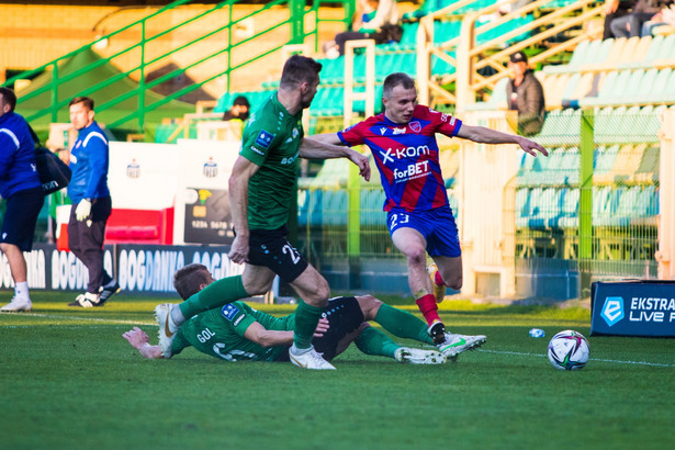 Zawodnicy Górnika Łęczna Janusz Gol (dół) i Bartosz Rymaniak (L) oraz Patryk Kun (P) z Rakowa Częstochowa podczas meczu 13. kolejki piłkarskiej Ekstraklasy