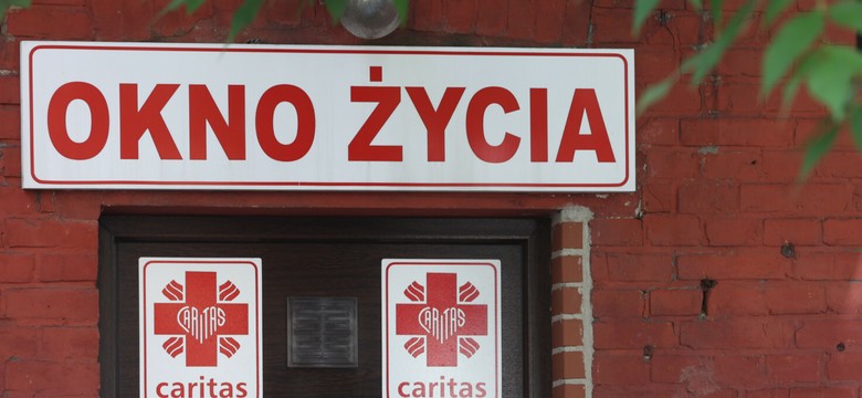 Dziecko w oknie życia. Przy chłopcu znaleziono kartkę