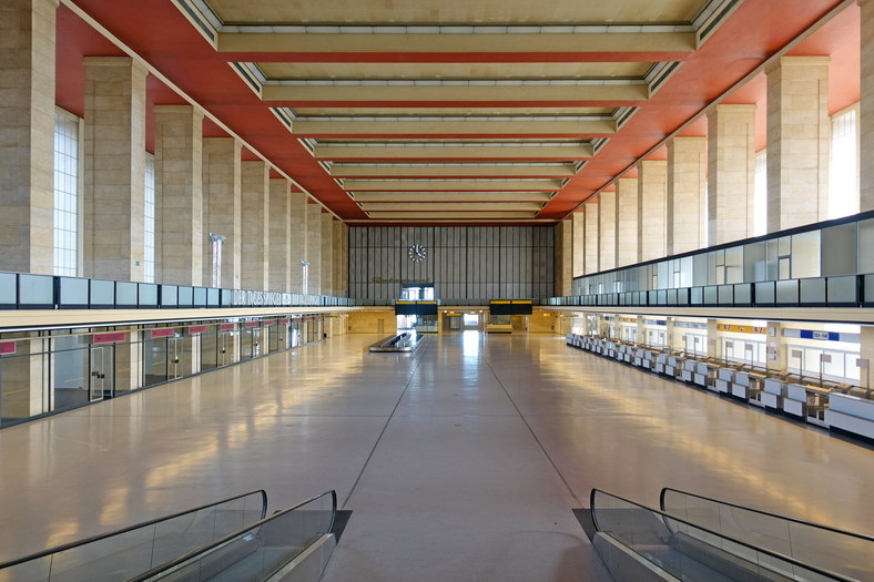 Pusta hala odpraw w budynku głównym lotniska Tempelhof, 2017 r.