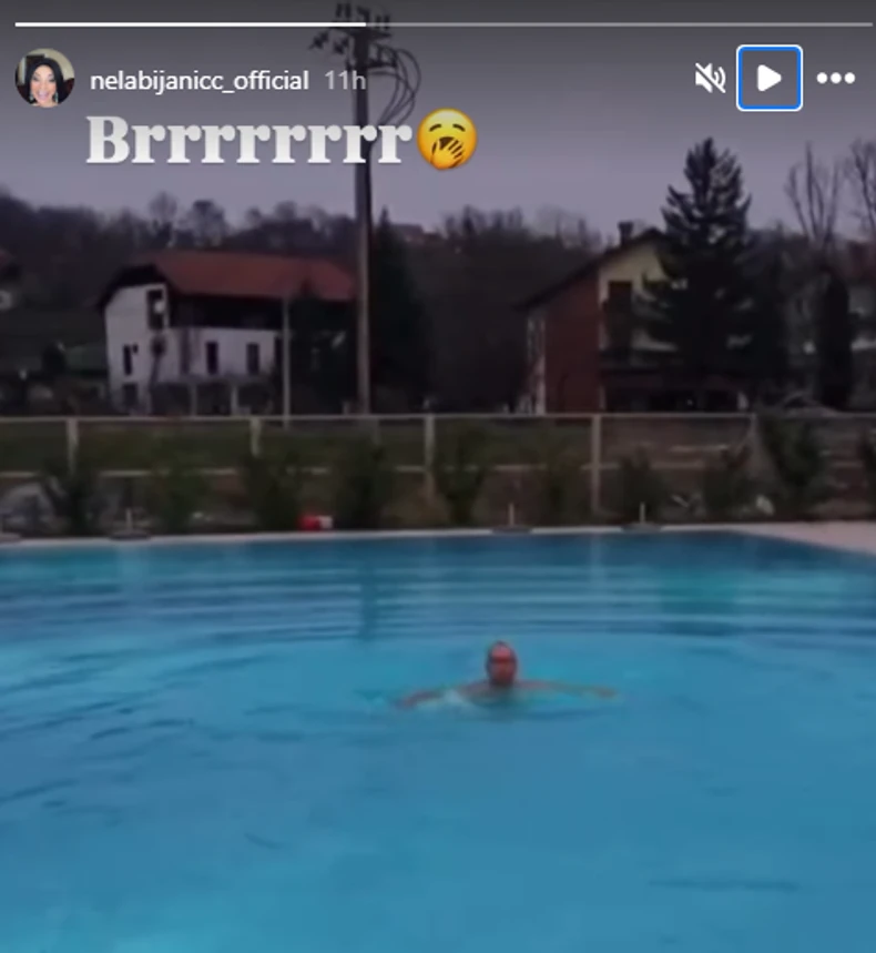 Nela snimala zgodnog naslednika kako se kupa u bazenu na 3 stepena