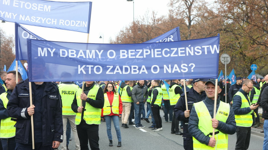 Służby mundurowe przeprowadziły demonstrację 9 listopada 2022 r. Domagają się podwyżki uposażeń